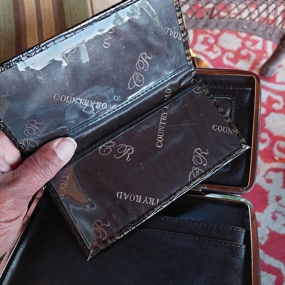 Alligator Embossed (Faux) Wallet Clutch - Picture 6 of 12